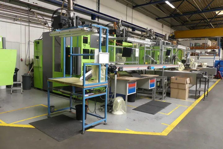 2x ENGEL Insert 500V/160 Rotary Vertikal-Spritzgießmaschine mit Handlingsroboter und Förderband